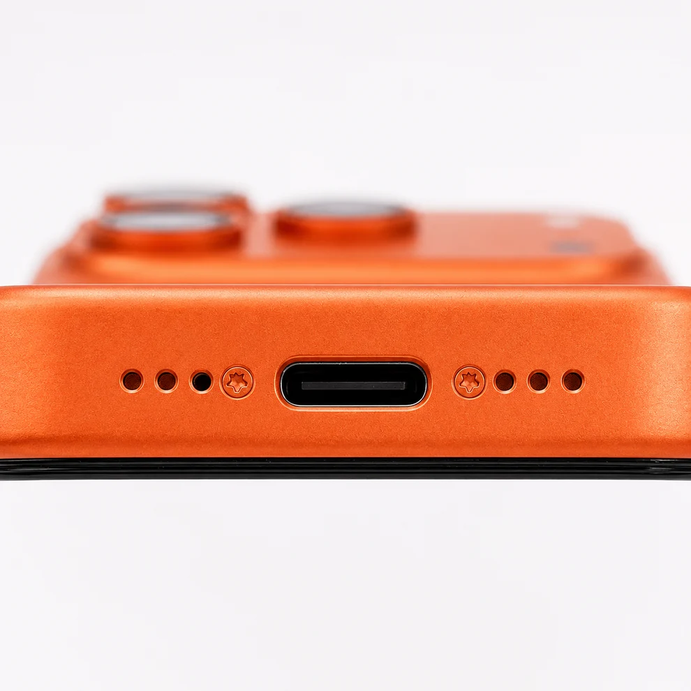 USB-C приклучок и звучници на дното на телефонот